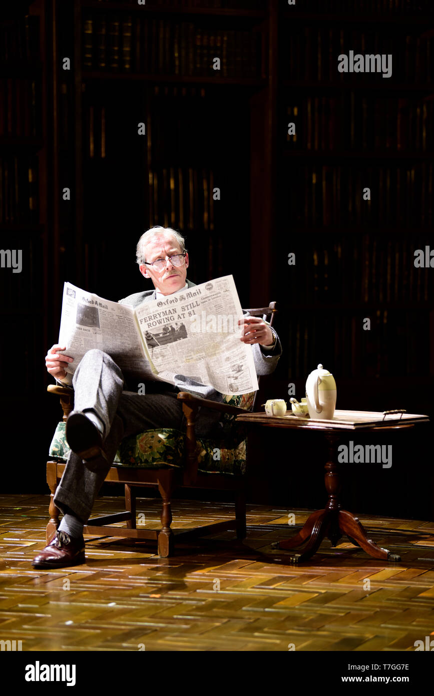 Andrew Havill giocando Warnie in Shadowlands una commedia scritta da William Nicholson a Chichester Festival Theatre, West Sussex, Regno Unito. Foto Stock Andrew Havill giocando Warnie in Shadowlands una commedia scritta da William Nicholson a Chichester Festival Theatre, West Sussex, Regno Unito. Foto Stock