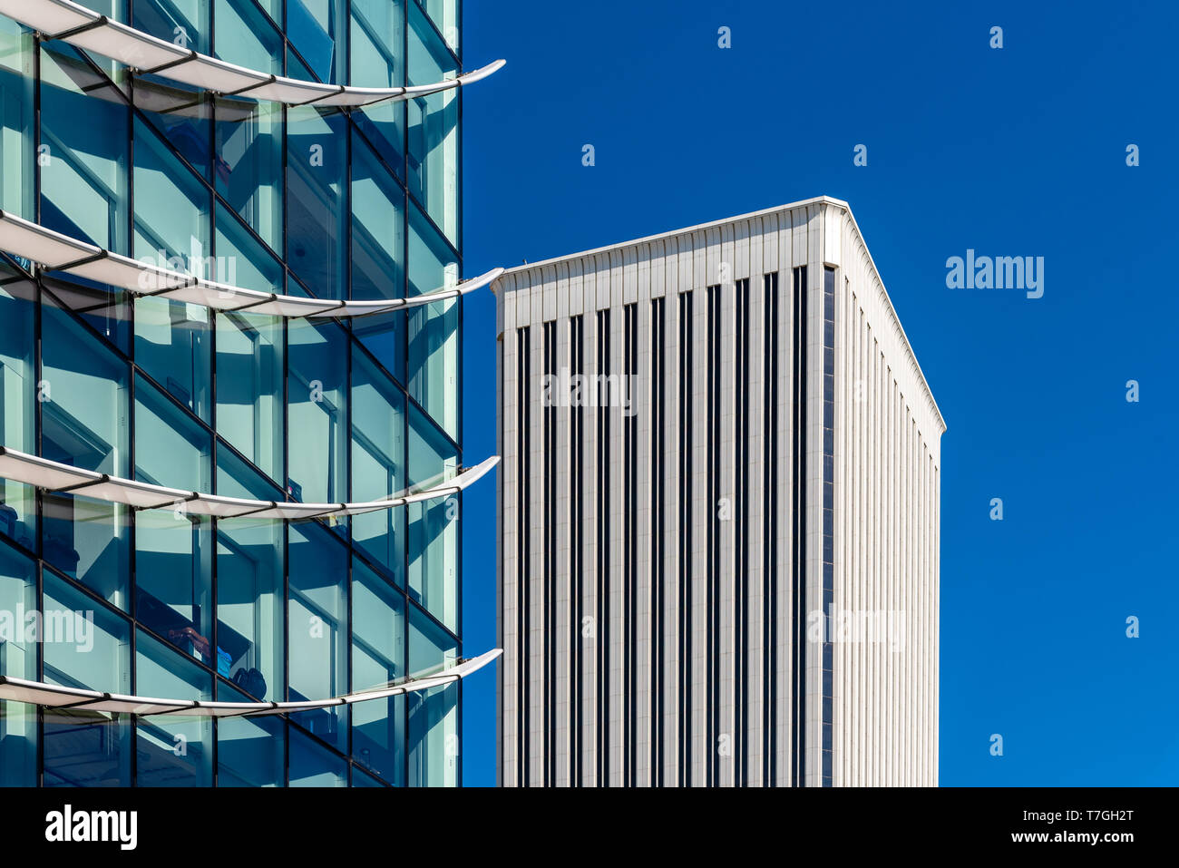 Madrid, Spagna - 1 Maggio 2019: basso angolo di visione dei moderni grattacieli di AZCA Distretto Finanziario contro il cielo blu. Foto Stock