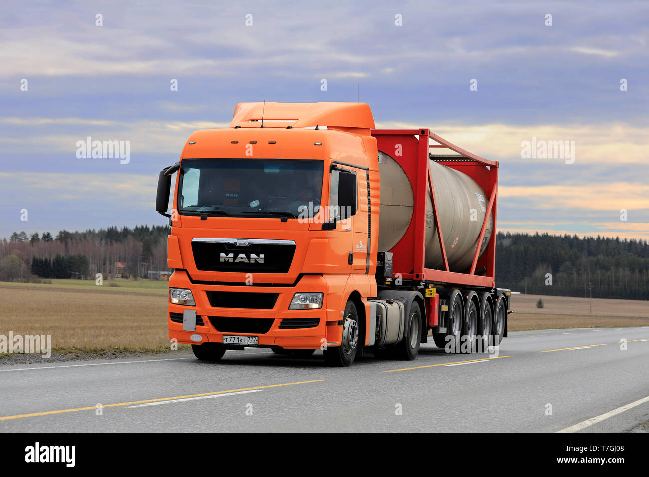 Jokioinen, Finlandia - 22 Aprile 2019: Orange MAN TGX 18.440 carrello trasporta il liquido in massa contenitore lungo l'autostrada 2 nel sud della Finlandia. Foto Stock