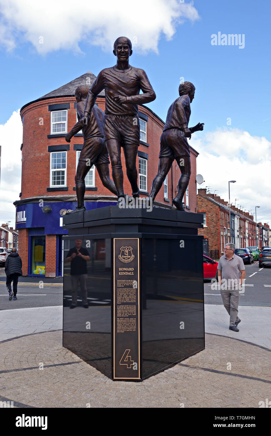 Nuova statua di bronzo di Everton Football Club Legends Ball, Harvey e Kendall 'La Santa Trinità' scolpito da Tom Murphy accanto a Goodison Park Foto Stock