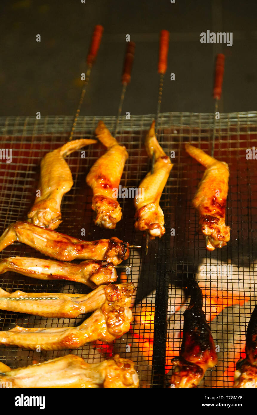 Un barbeque di ali di pollo Foto Stock