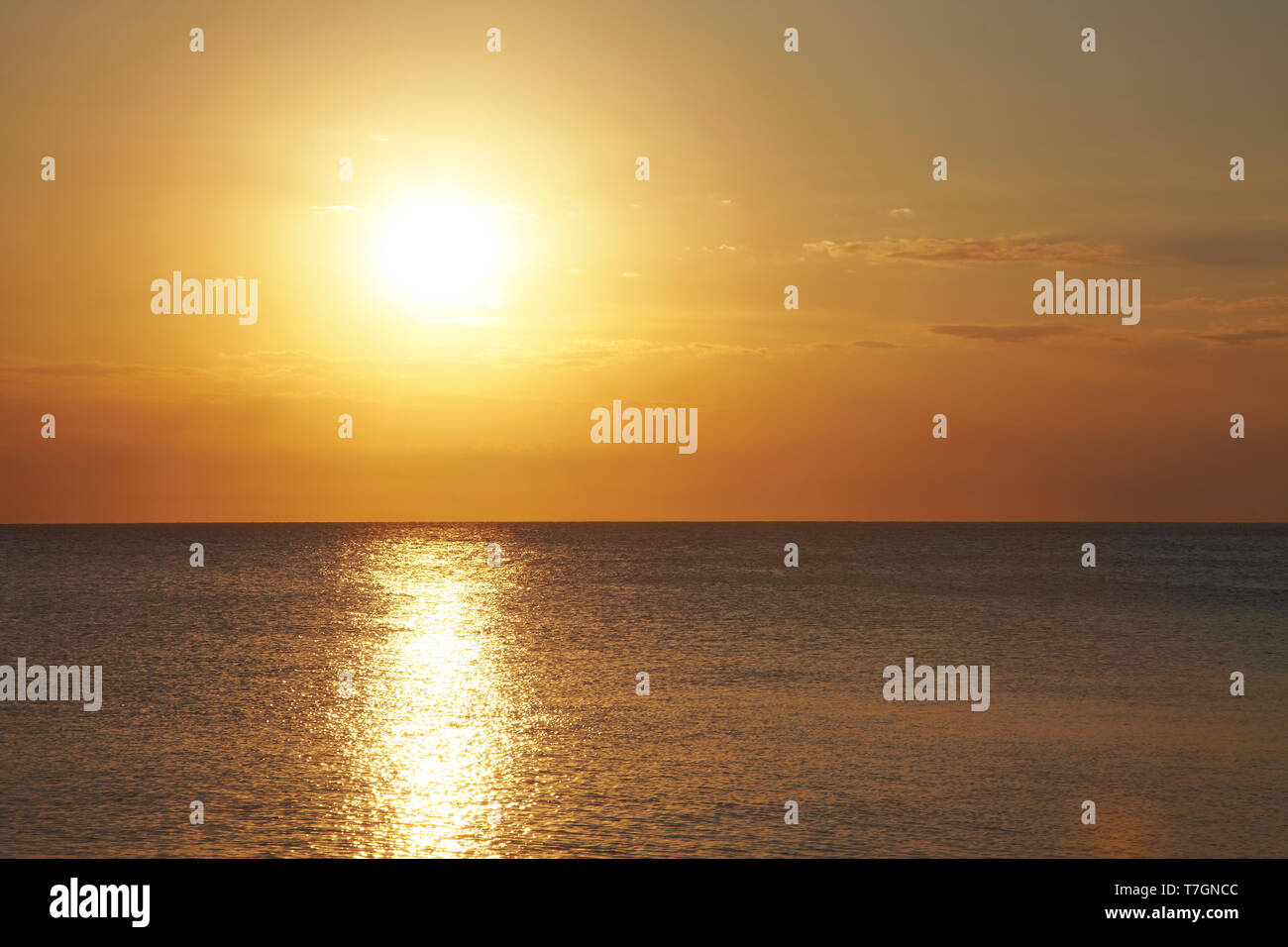Tramonto sul mare piatto. La riflessione della luce sulle onde. sparare da isole Tremiti in Italia Foto Stock