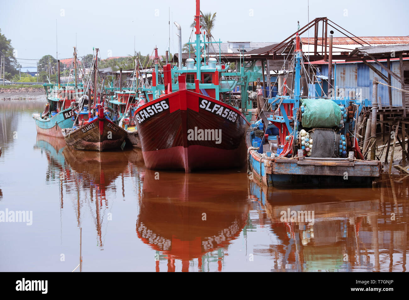 Pesca interno barca ancorata alla porta di casa. Foto Stock