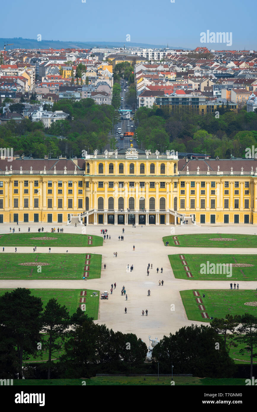 Palazzo Schonbrunn, vista del parterre giardino barocco e esterno del lato sud di Schloss Schönbrunn Palace di Vienna in Austria. Foto Stock