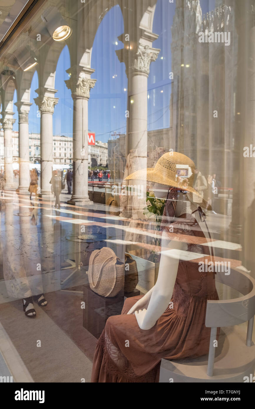 Piazza del Duomo, Milano, Italia, riflessa nella finestra del negozio display. Foto Stock