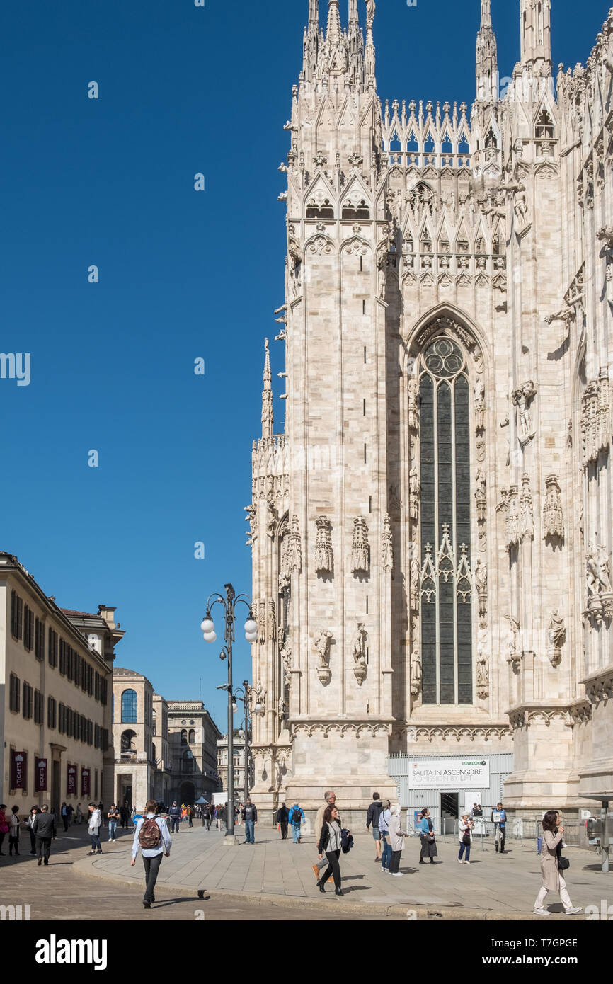 Il Duomo di Milano (Duomo) scena di strada, Piazza del Duomo, Milano, Italia Foto Stock