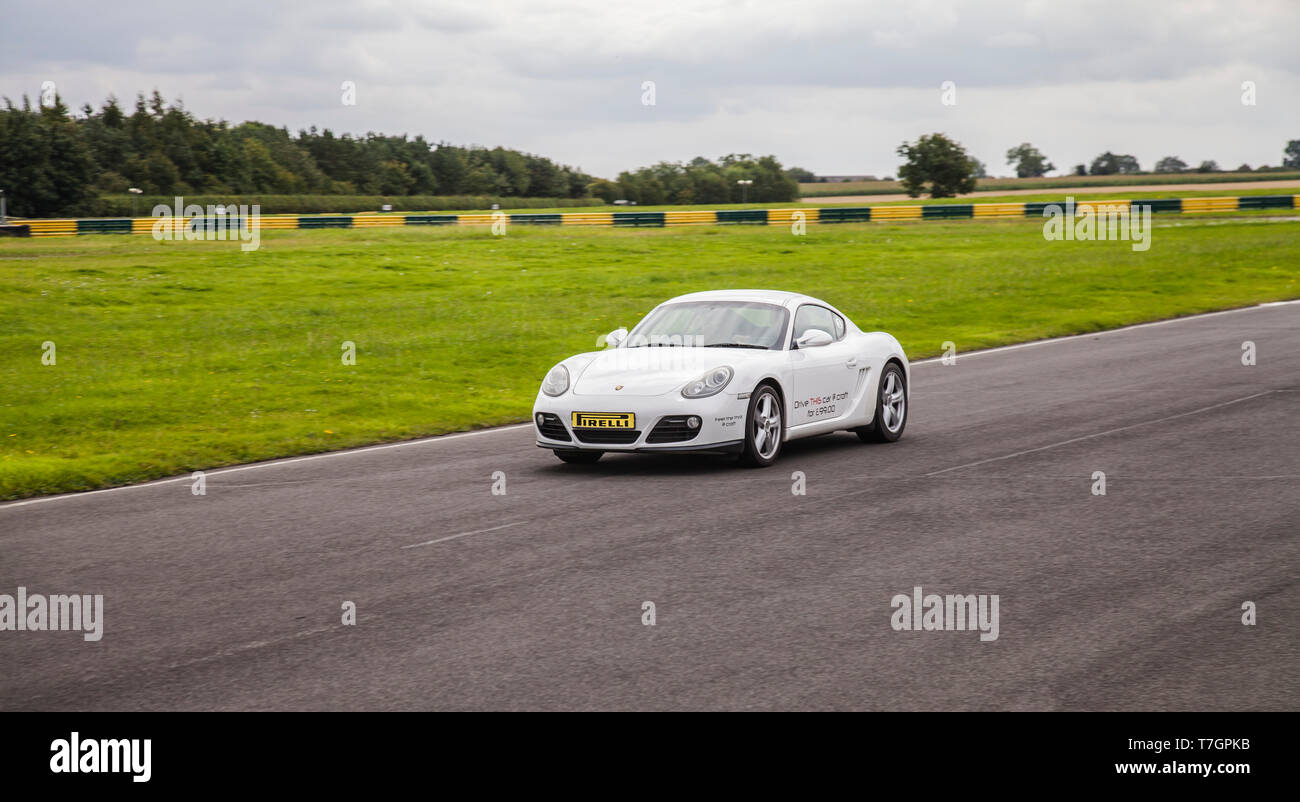 Una Porsche Cayman auto sportiva a Croft Autodromo,North Yorkshire, Inghilterra, Regno Unito Foto Stock