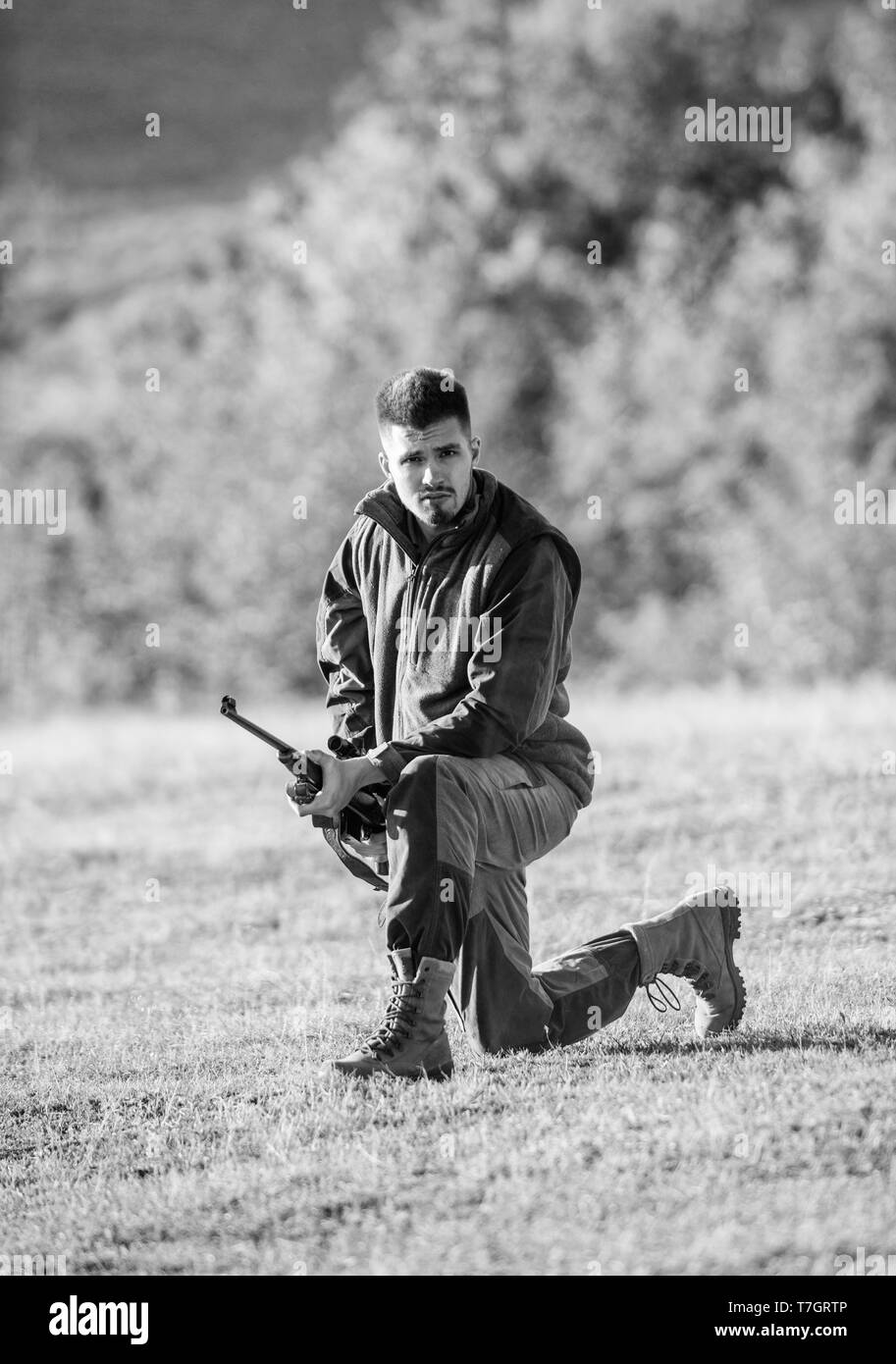 Caccia Al Trofeo Cacciatore Con Fucile In Cerca Di Animale La Caccia Come Maschio Hobby E