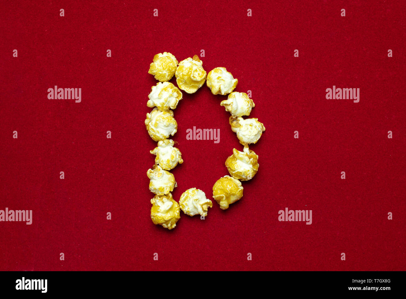 Alfabeto inglese dal cinema di popcorn. Lettera D. sfondo rosso per il design. Filmato per lo styling. Foto Stock