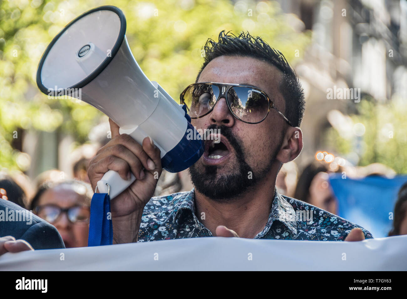 Comunità zingara marzo per protestare contro gli attacchi razzisti che stanno avendo luogo in paesi europei e anche luogo a Madrid. Foto Stock