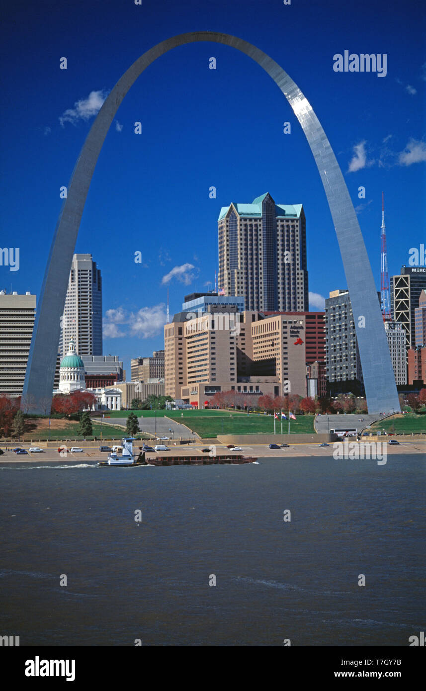 Stati Uniti d'America. Missouri. Saint Louis skyline della città con il Gateway Arch. (Vista attraverso il Fiume Mississippi da Est Saint Louis. Illinois). Foto Stock