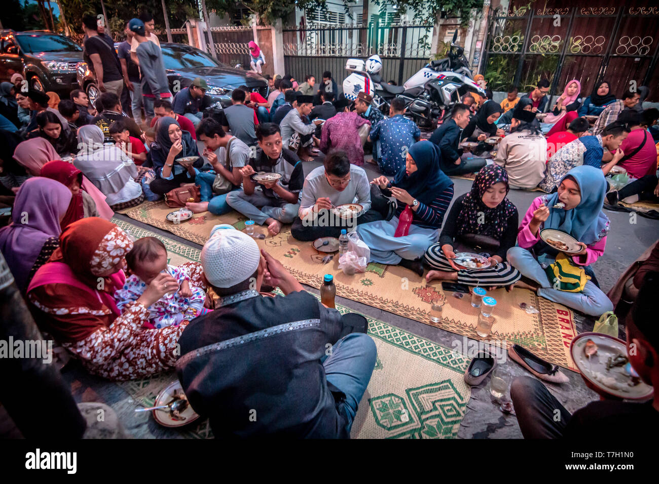 Musulmani indonesiani vede riuniti per iftar (fast-breaking) cena durante il mese sacro del Ramadan alla Moschea Jogokariyan in Yogyakarta, Indonesia. I musulmani di tutto il mondo celebrano il mese sacro del Ramadan pregando durante la notte e di astenersi dal mangiare e dal bere durante il periodo compreso tra gli orari di alba e tramonto. Foto Stock