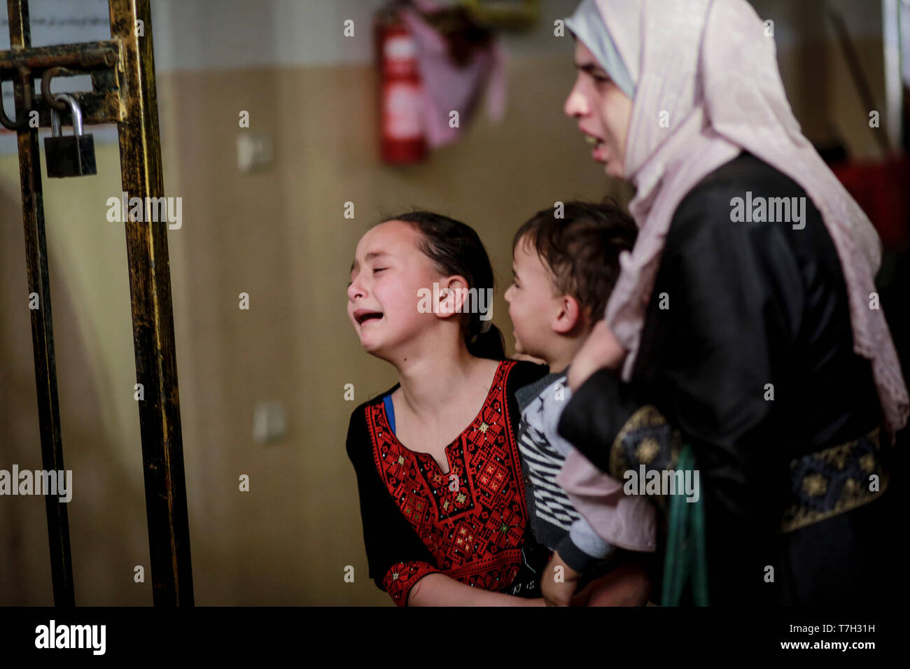 Parenti visto il lutto durante i funerali di Maria al-Gazali, un quattro-mese-vecchio bambino palestinese martirizzato in un raid israeliano che ha colpito la sua casa e completamente distrutto. Foto Stock