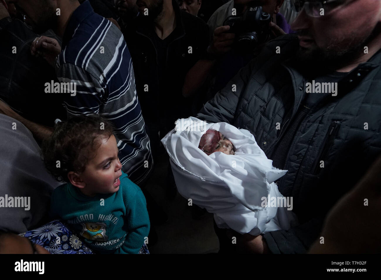 (Nota del redattore: immagine raffigura la morte.) parenti per il defunto visto che porta il corpo durante il funerale di Maria al-Gazali, un quattro-mese-vecchio bambino palestinese martirizzato in un raid israeliano che ha colpito la sua casa e completamente distrutto. Foto Stock