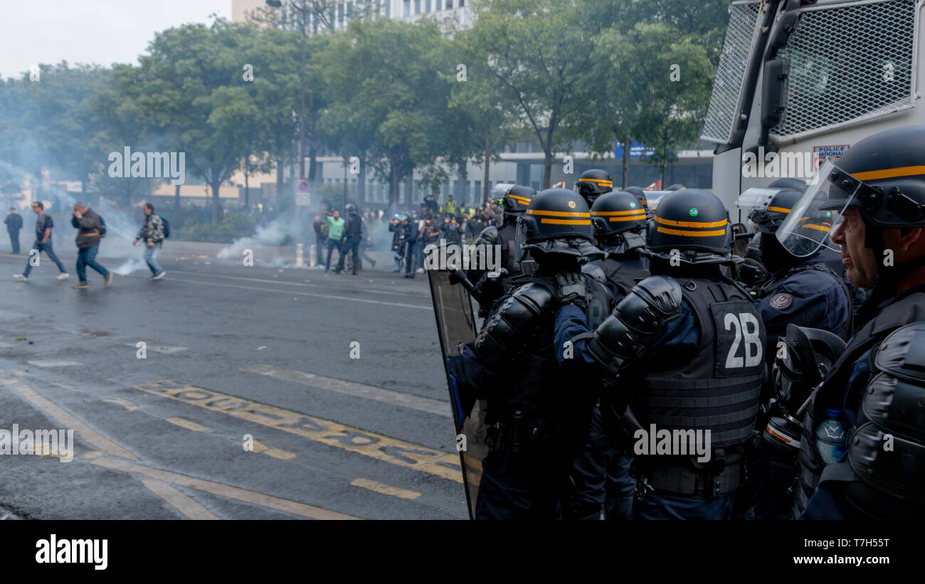Policiers formant onu barrage contre les manifestants Sous les gaz lacrymogène à Paris le 1er Mai 2019 Foto Stock