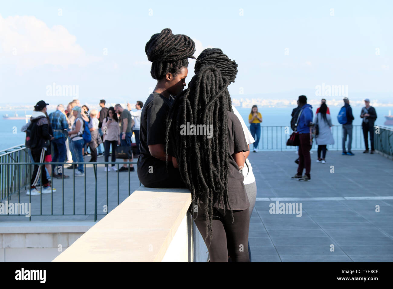Un gruppo di ragazze giovani donne nere con acconciature africane le estensioni di capelli insieme nel quartiere di Alfama di Lisbona Portogallo Europa KATHY DEWITT Foto Stock