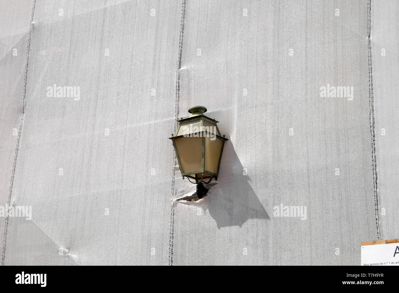 Edificio con tessuto bianco in fase di ristrutturazione la riqualificazione nel quartiere di Alfama di Lisbona Portogallo Europa KATHY DEWITT Foto Stock