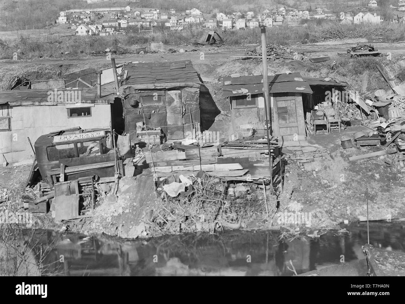 Una Hooverville - Paterson, New Jersey - Prodotti tessili. Corso di laurea in baracche periferia di Paterson, su 'Molly Jan Brook." Circa 20 uomini vivono là ora (alcuni di loro vecchi lavoratori della seta) e stare lì per tutto l'inverno. Uomo in una prospettiva ha lavorato in seta fino a 5 anni fa. Sul soccorso ora. 1937 Foto Stock