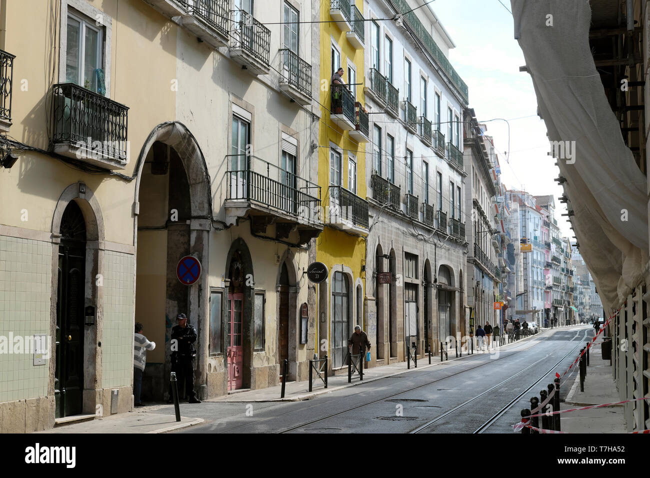 Vista di condomini, appartamenti e piccoli negozi lungo via Rua da Boavista nella città di Lisbona Lisbona Lisbona Portogallo Europa KATHY DEWITT Foto Stock