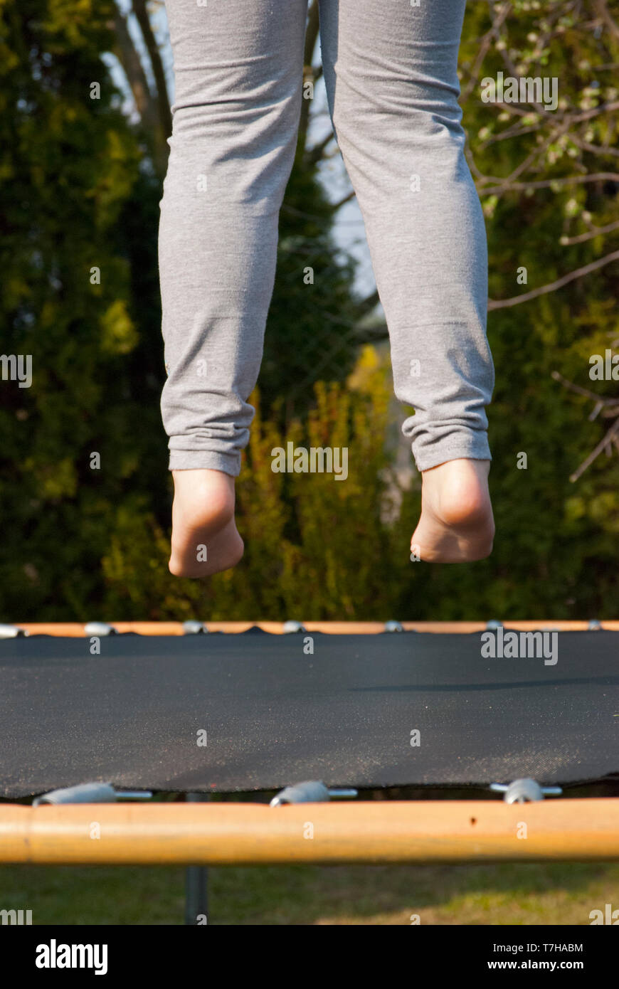 Piedi di basso al di sopra del trampolino, saltando sul trampolino in giardino Foto Stock