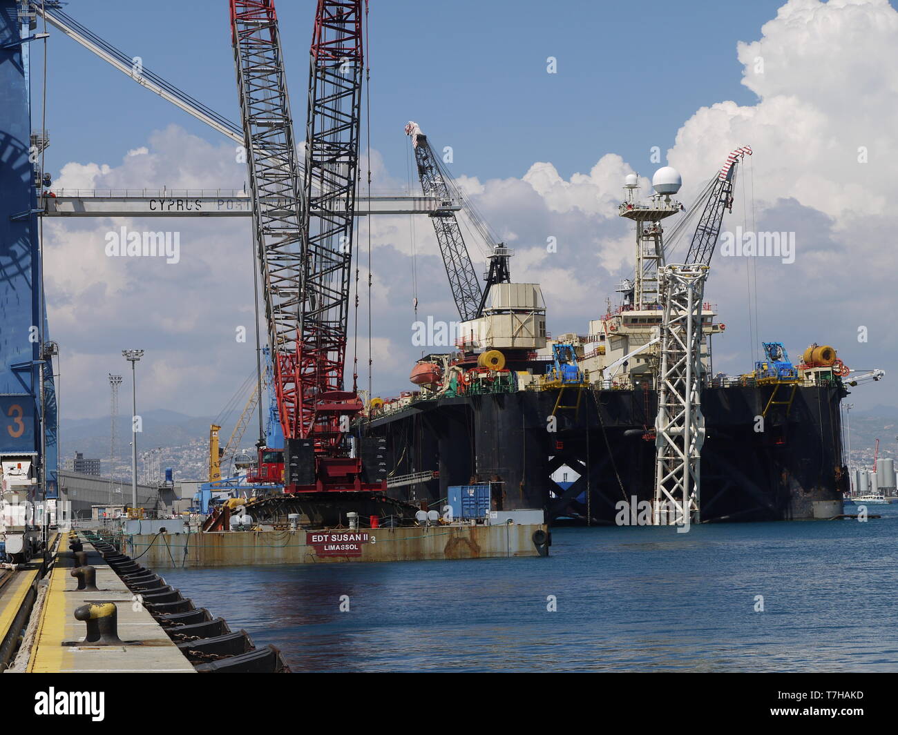 Il Castoro Sei nel porto di Limassol (Cipro) è una barca dedicata a costruire off shore linee di tubi per olio e gas Foto Stock