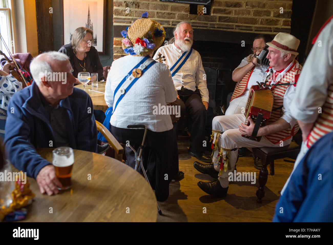 Thatxted Essex England Regno Unito. Morris ballerini tradizionali nel canto del cigno Pub dopo il ballo nella Chiesa parcheggio auto su lunedì festivo. 6 Maggio 2019 Foto Stock