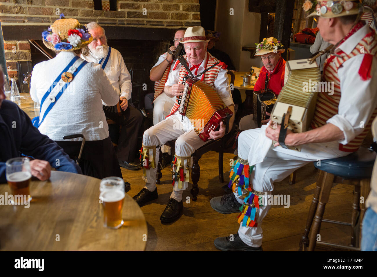Thatxted Essex England Regno Unito. Morris ballerini tradizionali nel canto del cigno Pub dopo il ballo nella Chiesa parcheggio auto su lunedì festivo. 6 Maggio 2019 Foto Stock