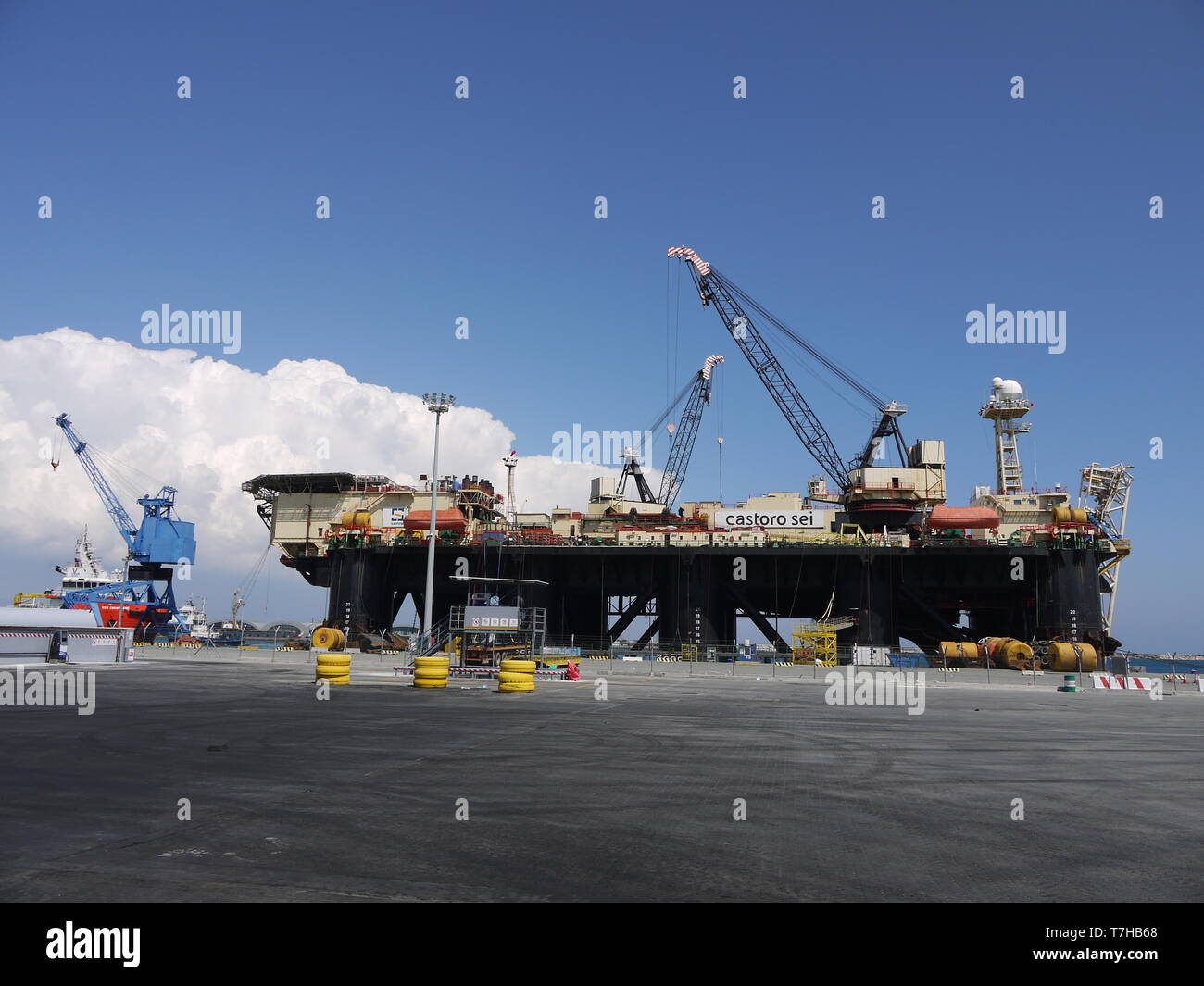 Il Castoro Sei nel porto di Limassol (Cipro) è una barca dedicata a costruire off shore linee di tubi per olio e gas Foto Stock