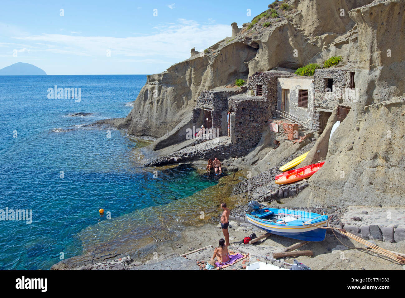 L'Italia, Sicilia e Isole Eolie, Salina, piccolo porto di Pollara scena delle riprese del film il Postino (Il Postino) Foto Stock