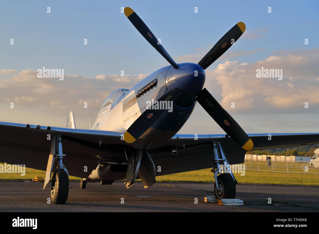 Flying Legends' Mustang P-51D 'Miss Helen' a Abingdon Aria & Paese mostrano riprese notturne, Abingdon, Regno Unito Foto Stock