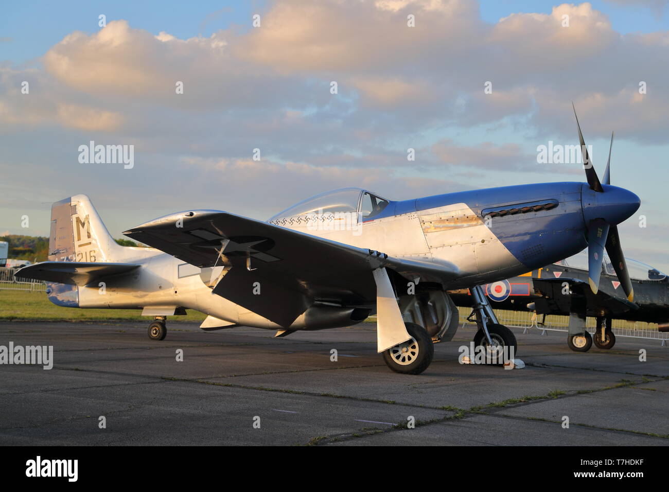 Flying Legends' Mustang P-51D 'Miss Helen' a Abingdon Aria & Paese mostrano riprese notturne, Abingdon, Regno Unito Foto Stock