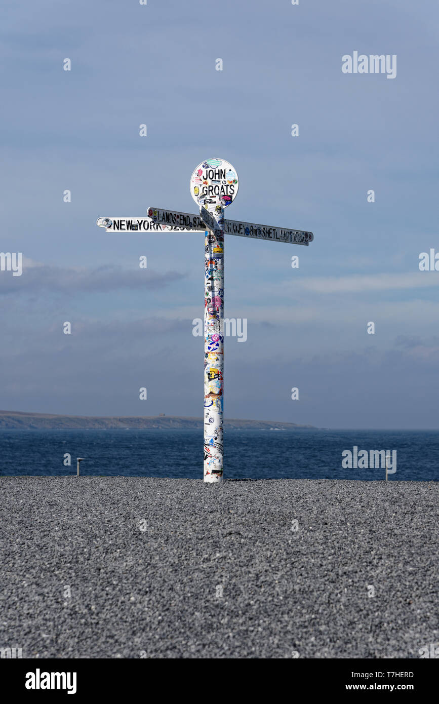 Il 'primo e ultimo' signpost a John O' semole la punta estrema della Scozia settentrionale Foto Stock