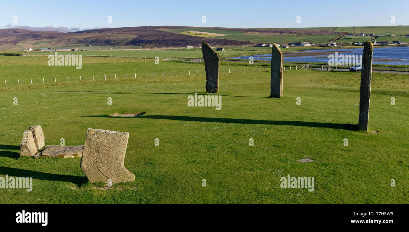 Il comitato permanente delle pietre di Stenness è un set di neolitico di pietre verticale situato vicino al Ponte di Brodgar in Stenness sull isola di Orkney Foto Stock