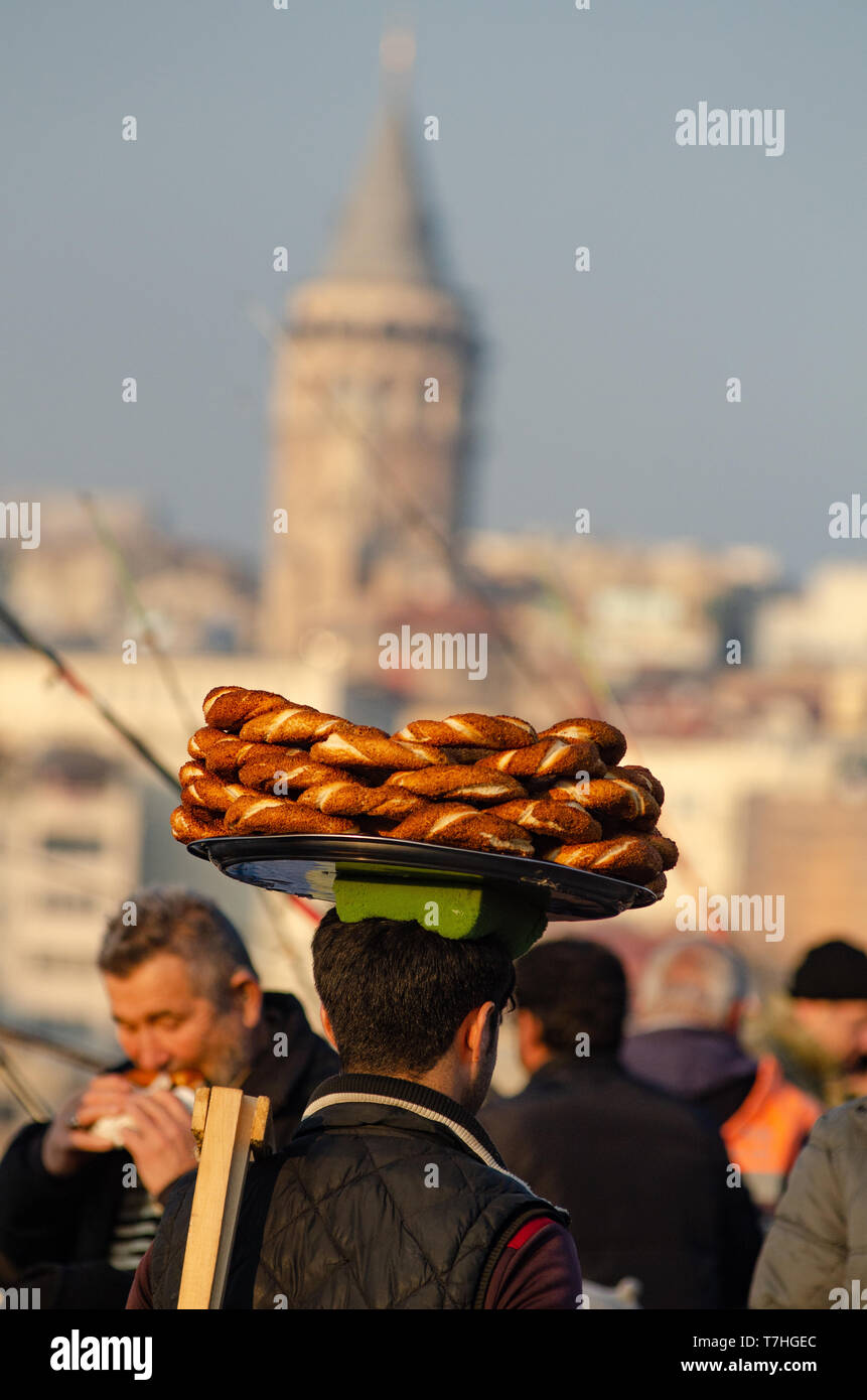 Un uomo turco porta Simit su un vassoio sulla sua testa sulla Torre di Galata, Istanbul, Turchia Foto Stock