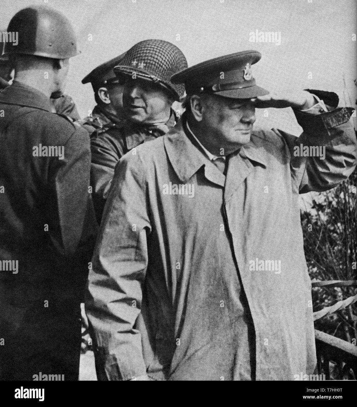 Winston Churchill guardando attraverso il Fiume Reno. 25 marzo 1945 Foto Stock