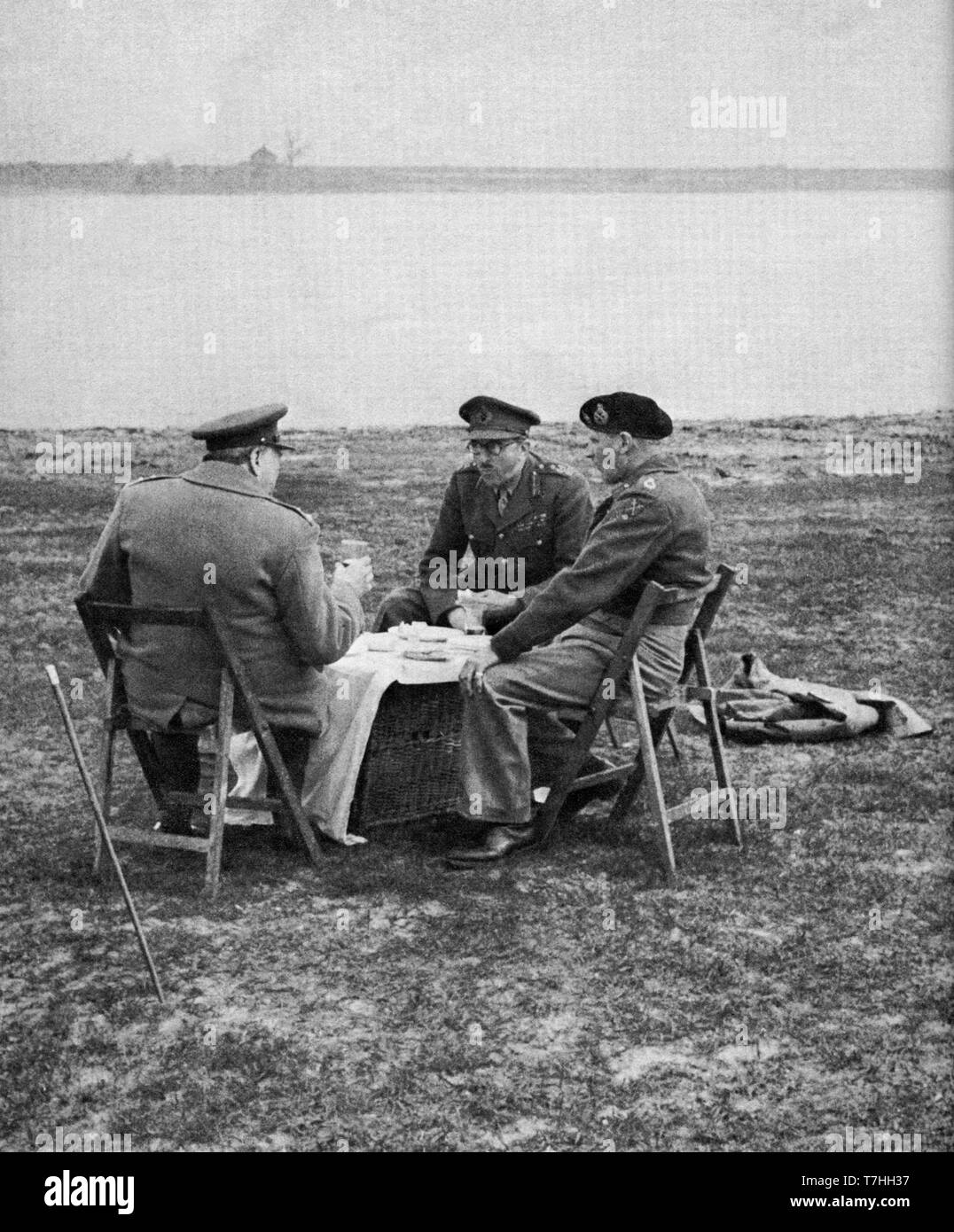 Winston Churchill, General Brooke e General Montgomery picnic sulla riva orientale del Reno 26 marzo 1945 Foto Stock