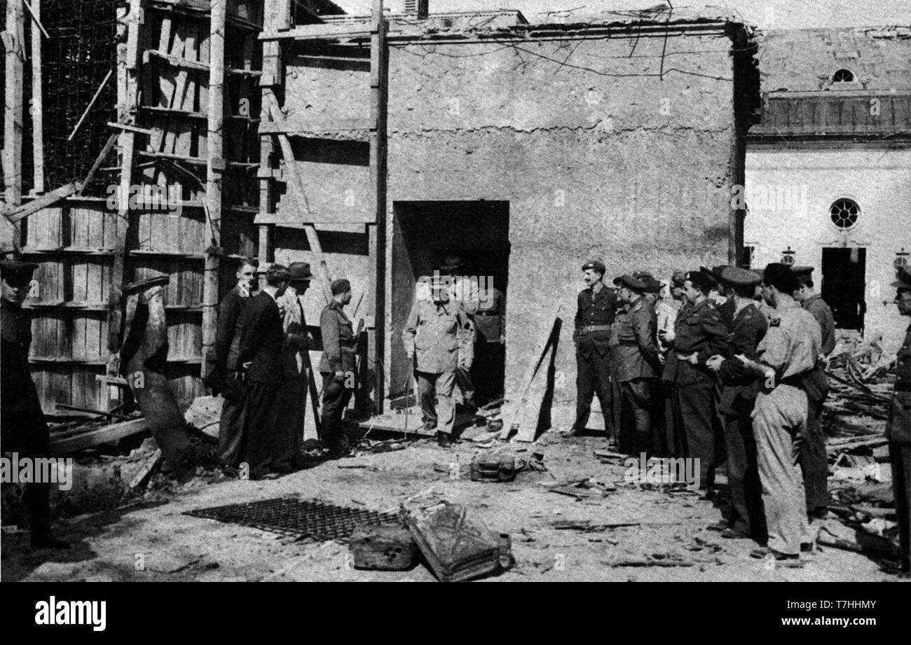 Winston Churchill lasciando Hitler bunker sotterraneo, Berlino, 16 Luglio 1945 Foto Stock