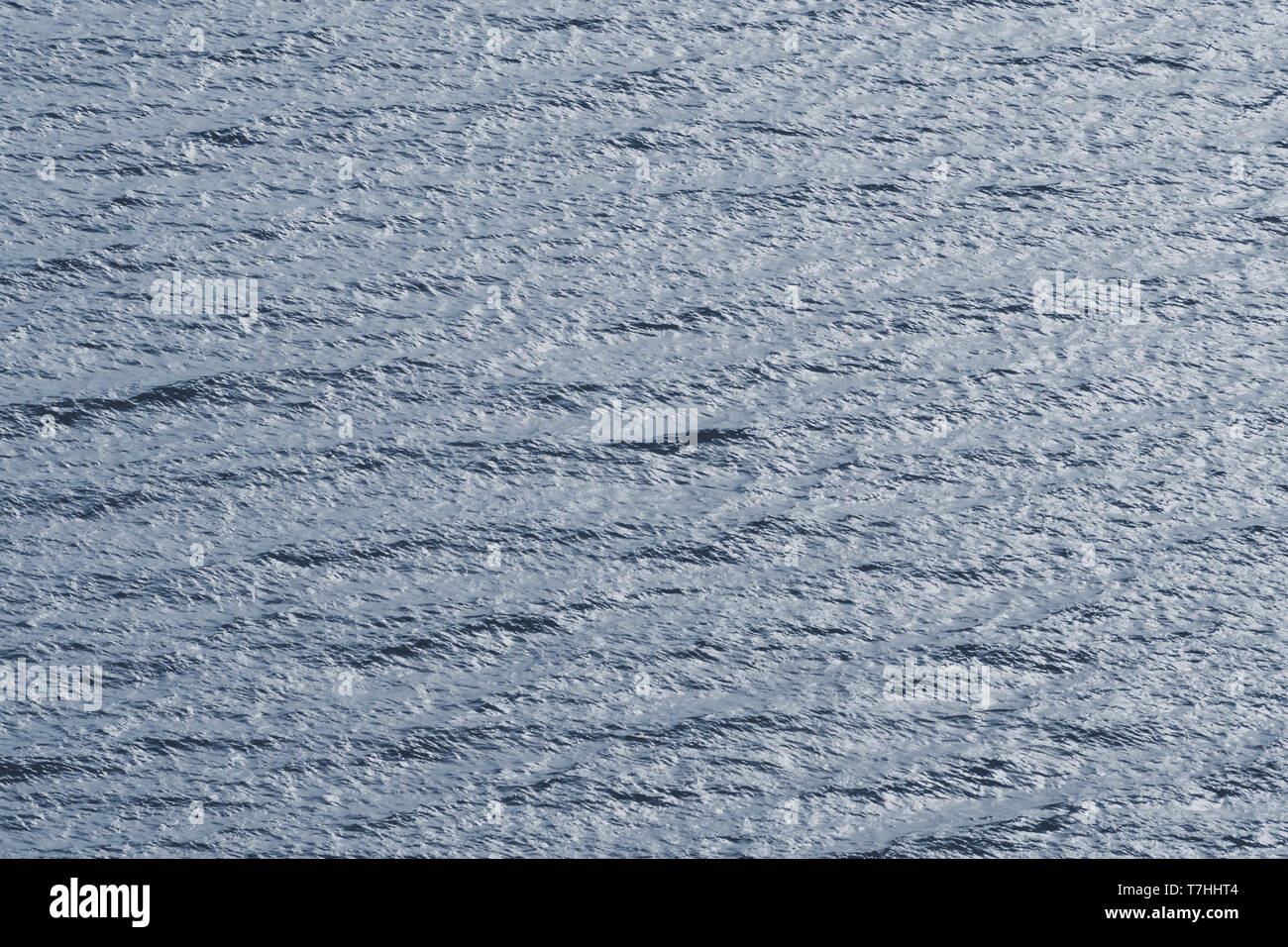 vista dall'alto dell'acqua bella e tranquilla e delle onde nel mare blu con il riflesso della luna. natura e concetto di fondo. vintage photo an Foto Stock