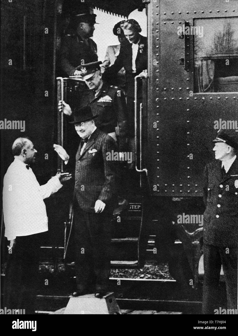 Winston Churchill arriva alla stazione ferroviaria di Richmond in Virginia con il generale Eisenhower, Lady Churchill e la signora Eisenhower. 8 marzo 1946 Foto Stock