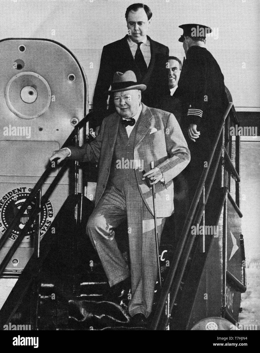 Winston Churchill arriva a Bermuda con il genero Christopher Soames e il segretario privato J. Colville. 7 gennaio 1953 Foto Stock