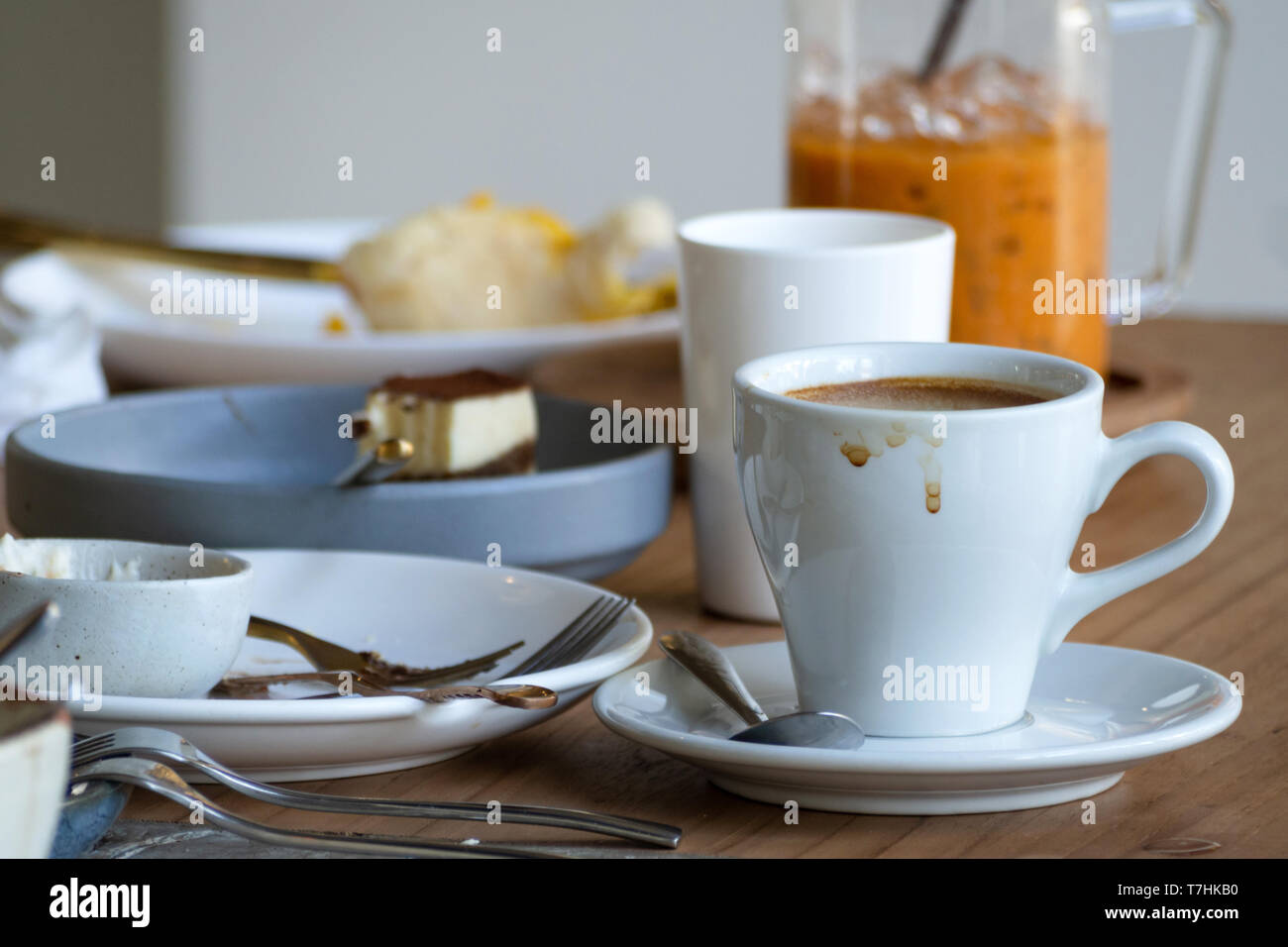 Pile di piatti sporchi, piatti e tazze di farina finito a Natale o Capodanno parte in attesa per pulire presso la sala da pranzo nella casa o ristorante Foto Stock