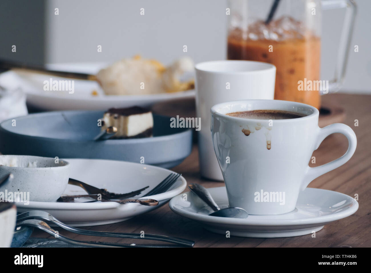 Pile di piatti sporchi, piatti e tazze di farina finito a Natale o Capodanno parte in attesa per pulire presso la sala da pranzo nella casa o ristorante Foto Stock