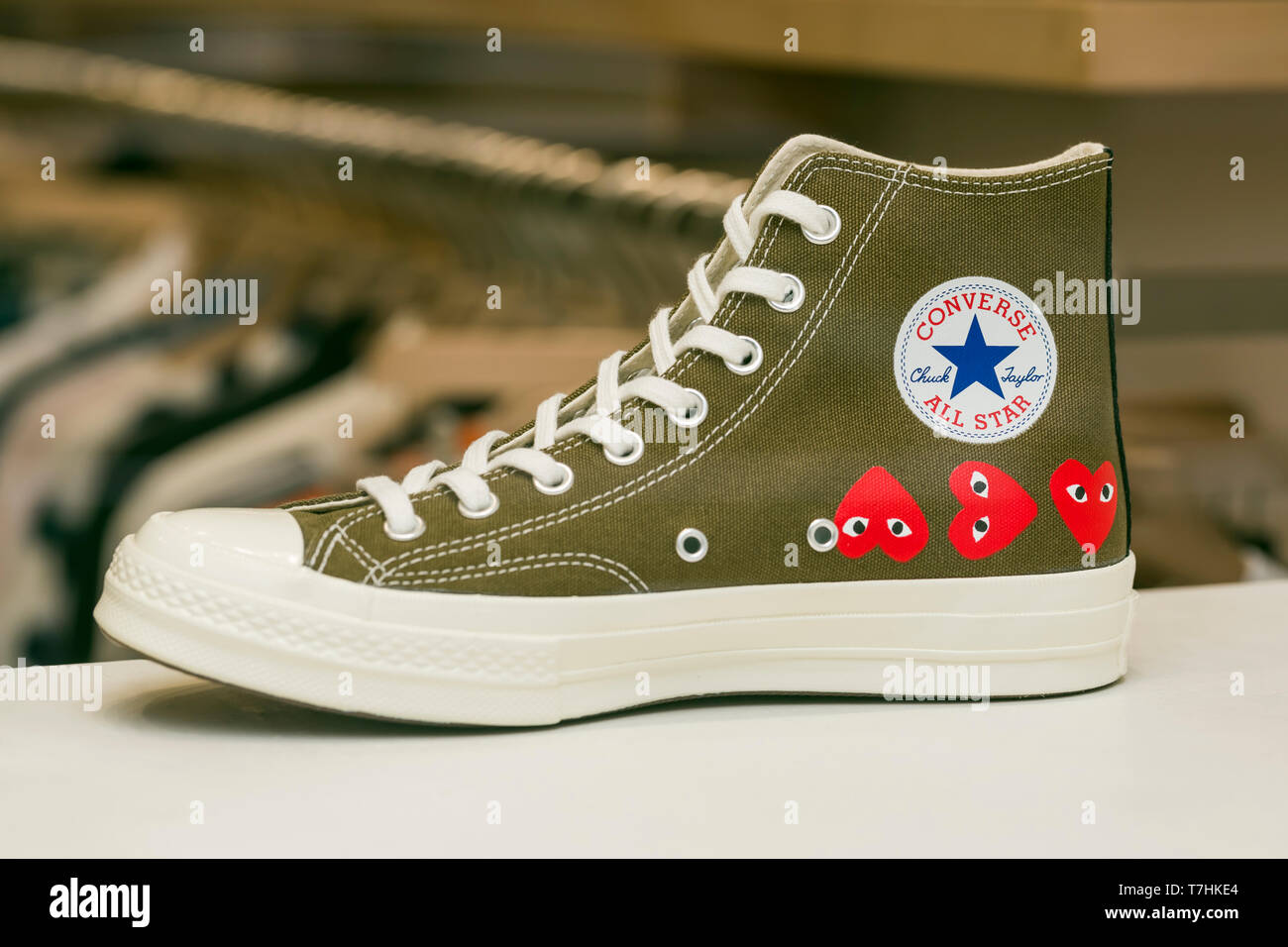 Converse Chuck Taylor All Stars Comme des Garcons stivali in mostra in una  vetrina, Glasgow, Scozia, Regno Unito Foto stock - Alamy