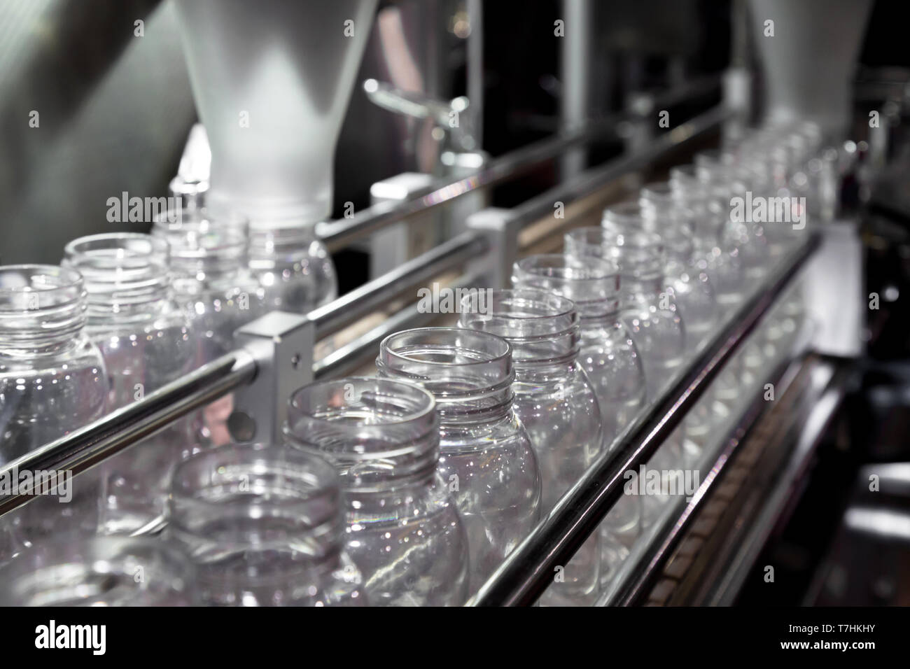 Industria farmaceutica, medicina pillole sono il riempimento della bottiglia di plastica sulla linea di produzione trasportatore di macchina presso il medico di fabbrica. Il fuoco selettivo. Foto Stock