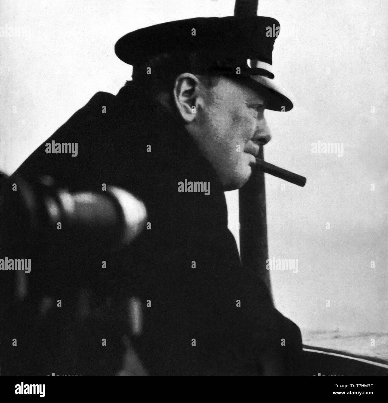 Winston Churchill sul ponte della signora re Giorgio V al suo ritorno a Plymouth da Marrakech, via Gibilterra.15 gennaio 1944 Foto Stock