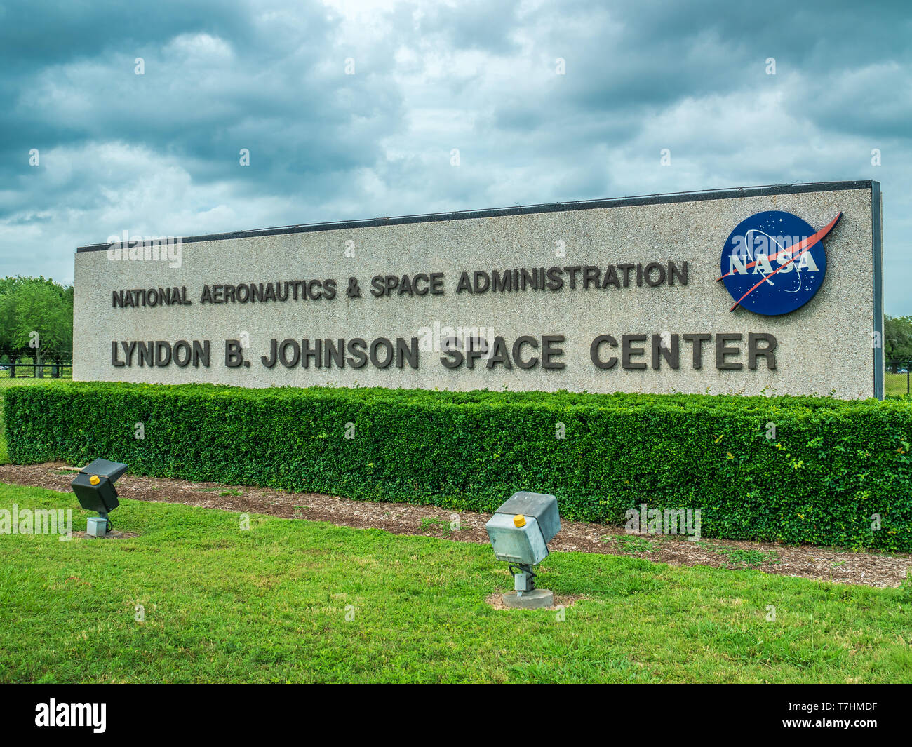 Nuvole scure oltre il segno della NASA Lyndon B. Johnson Space Center Foto Stock