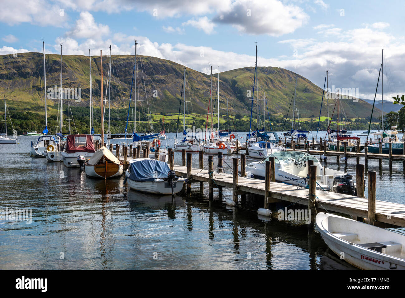 Yacht ormeggiati su pontoni alla Fiera di Marina di Campo sull'Ullswater nel Parco Nazionale del Distretto dei Laghi, Cumbria, England, Regno Unito Foto Stock