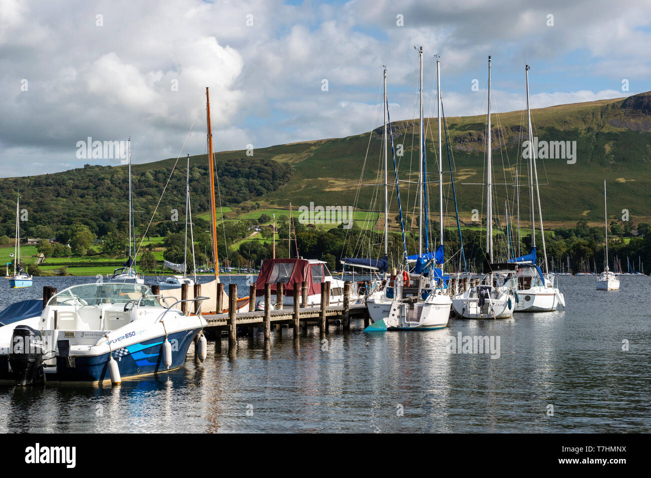 Yacht ormeggiati su pontoni alla Fiera di Marina di Campo sull'Ullswater nel Parco Nazionale del Distretto dei Laghi, Cumbria, England, Regno Unito Foto Stock