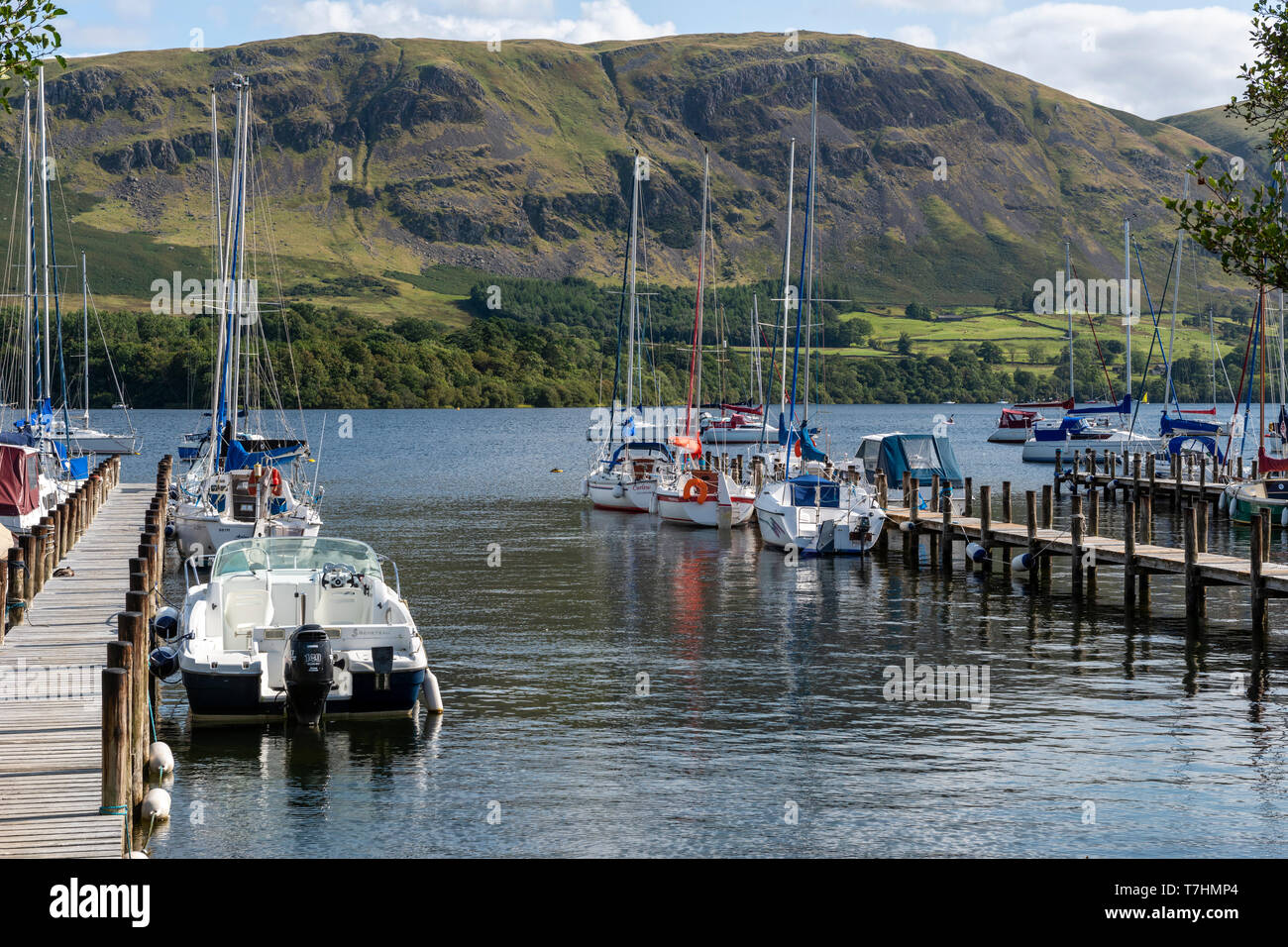 Yacht ormeggiati su pontoni alla Fiera di Marina di Campo sull'Ullswater nel Parco Nazionale del Distretto dei Laghi, Cumbria, England, Regno Unito Foto Stock