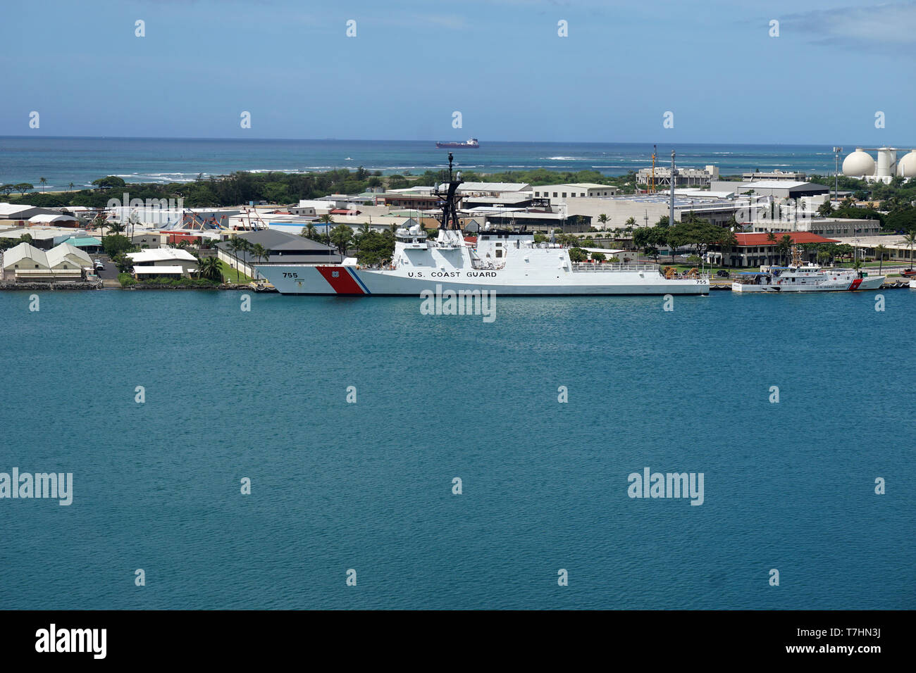 Guardacoste ormeggiata nel porto di Honolulu Foto Stock